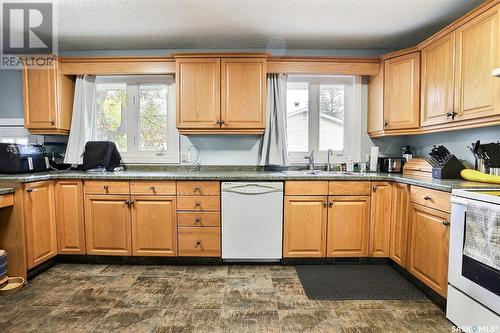 74 Weekes Crescent, Regina, SK - Indoor Photo Showing Kitchen