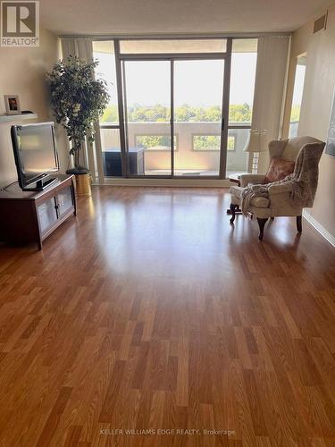 809 - 5080 Pinedale Avenue, Burlington, ON - Indoor Photo Showing Living Room