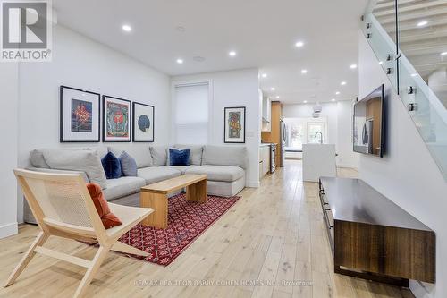 515 Concord Avenue, Toronto, ON - Indoor Photo Showing Living Room