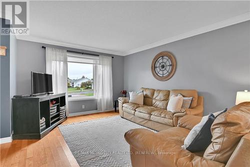 91 Haramis Drive, Renfrew, ON - Indoor Photo Showing Living Room