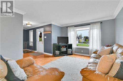 91 Haramis Drive, Renfrew, ON - Indoor Photo Showing Living Room