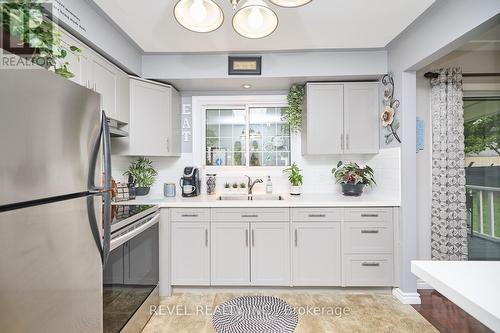 6529 Dalena Place, Niagara Falls, ON - Indoor Photo Showing Kitchen