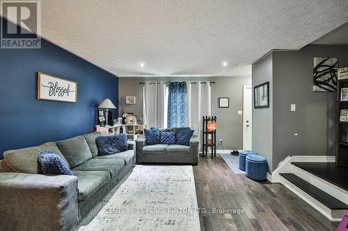 102 Neil Avenue, Hamilton, ON - Indoor Photo Showing Living Room