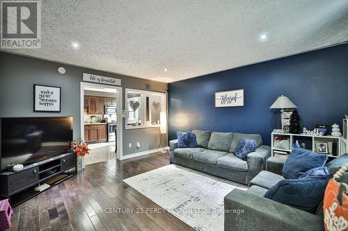 102 Neil Avenue, Hamilton, ON - Indoor Photo Showing Living Room