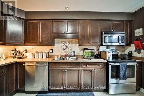 102 Neil Avenue, Hamilton, ON - Indoor Photo Showing Kitchen