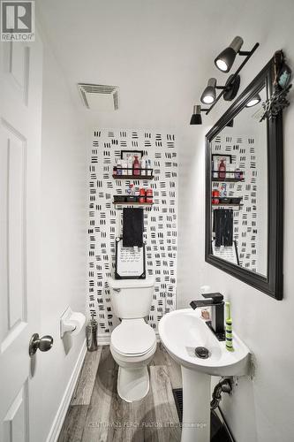 102 Neil Avenue, Hamilton, ON - Indoor Photo Showing Bathroom