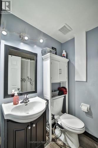 102 Neil Avenue, Hamilton, ON - Indoor Photo Showing Bathroom