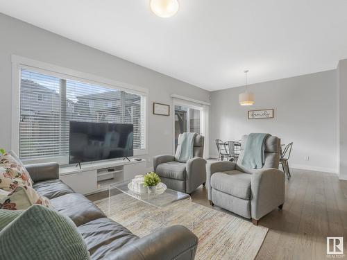 6507 167B Av Nw, Edmonton, AB - Indoor Photo Showing Living Room