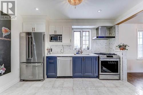 2019 Courtland Crescent, Mississauga, ON - Indoor Photo Showing Kitchen With Upgraded Kitchen