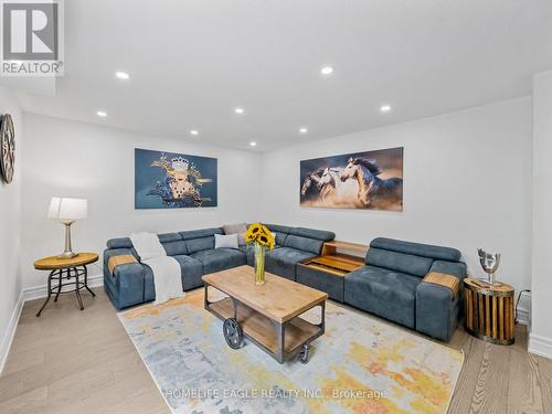 160 Carlyle Crescent, Aurora, ON - Indoor Photo Showing Living Room