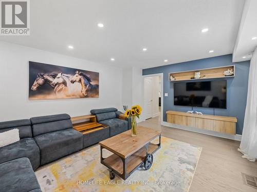 160 Carlyle Crescent, Aurora, ON - Indoor Photo Showing Living Room