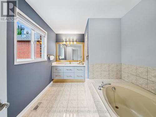 160 Carlyle Crescent, Aurora, ON - Indoor Photo Showing Bathroom