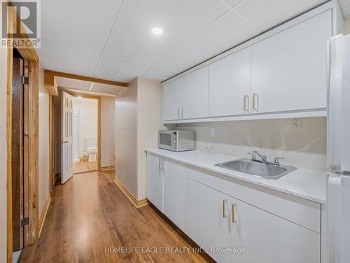 160 Carlyle Crescent, Aurora, ON - Indoor Photo Showing Kitchen