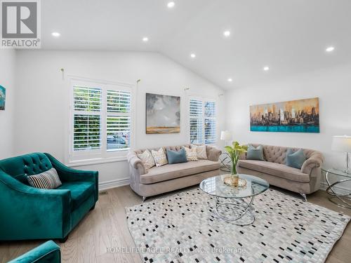 160 Carlyle Crescent, Aurora, ON - Indoor Photo Showing Living Room