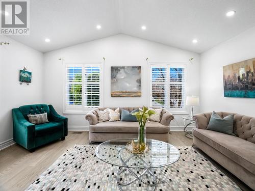 160 Carlyle Crescent, Aurora, ON - Indoor Photo Showing Living Room