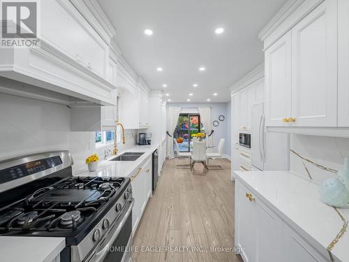 160 Carlyle Crescent, Aurora, ON - Indoor Photo Showing Kitchen With Double Sink With Upgraded Kitchen