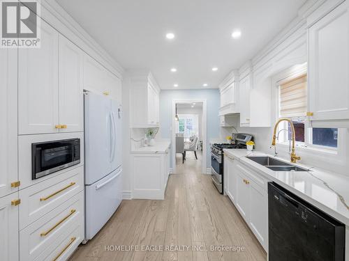 160 Carlyle Crescent, Aurora, ON - Indoor Photo Showing Kitchen With Double Sink With Upgraded Kitchen