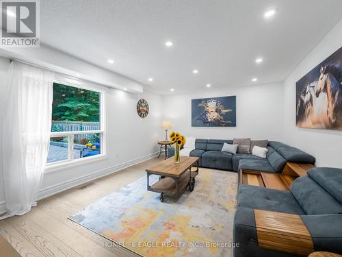 160 Carlyle Crescent, Aurora, ON - Indoor Photo Showing Living Room