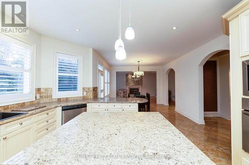 645 Cranleigh Court, Mississauga, ON - Indoor Photo Showing Kitchen