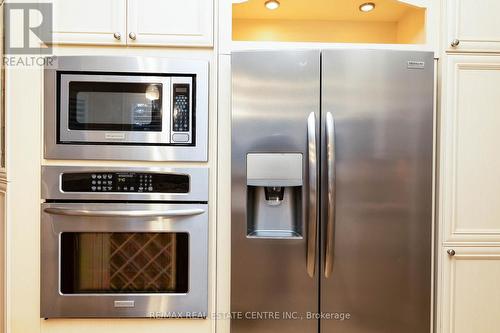 645 Cranleigh Court, Mississauga, ON - Indoor Photo Showing Kitchen With Stainless Steel Kitchen