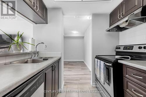 908 - 101 Subway Crescent, Toronto, ON - Indoor Photo Showing Kitchen