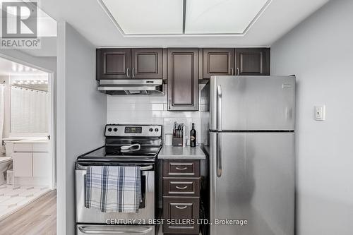 908 - 101 Subway Crescent, Toronto, ON - Indoor Photo Showing Kitchen