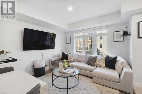 95 - 100 Parrotta Drive, Toronto, ON - Indoor Photo Showing Living Room