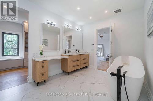 584 Fourth Line, Oakville, ON - Indoor Photo Showing Bathroom