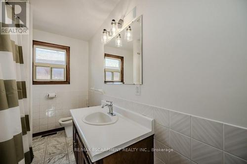 44 Currie Street, St. Catharines, ON - Indoor Photo Showing Bathroom