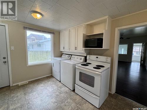 211 4Th Avenue E, Biggar, SK - Indoor Photo Showing Laundry Room