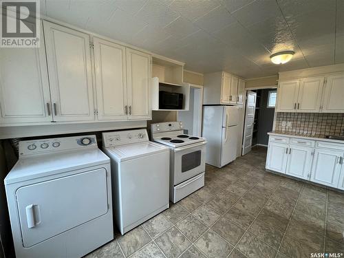 211 4Th Avenue E, Biggar, SK - Indoor Photo Showing Laundry Room