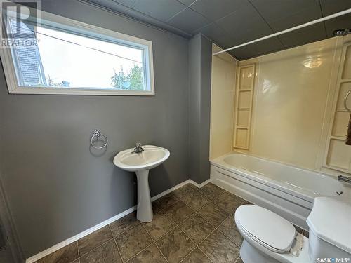 211 4Th Avenue E, Biggar, SK - Indoor Photo Showing Bathroom