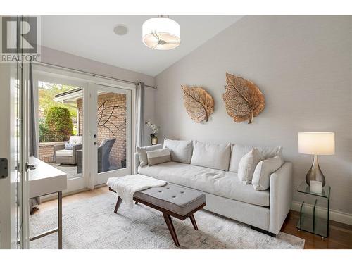 4480 Gallaghers Forest S, Kelowna, BC - Indoor Photo Showing Living Room