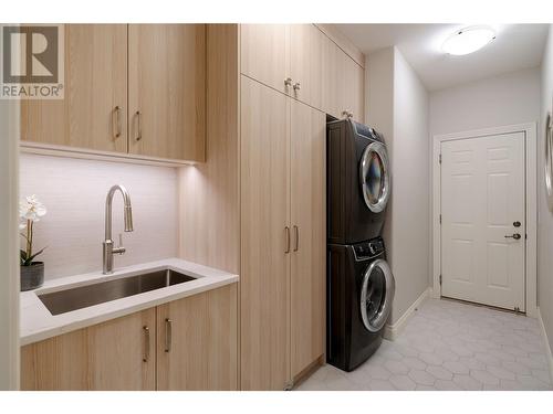 4480 Gallaghers Forest S, Kelowna, BC - Indoor Photo Showing Laundry Room