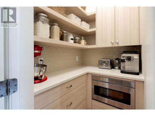 4480 Gallaghers Forest S, Kelowna, BC - Indoor Photo Showing Kitchen