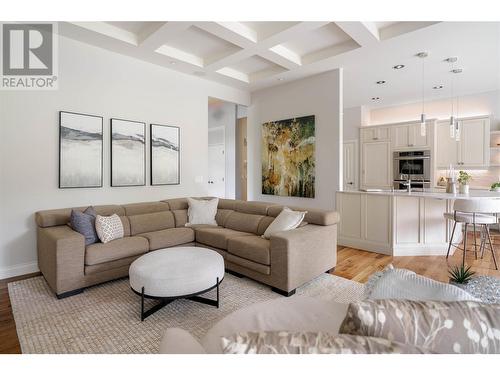 4480 Gallaghers Forest S, Kelowna, BC - Indoor Photo Showing Living Room