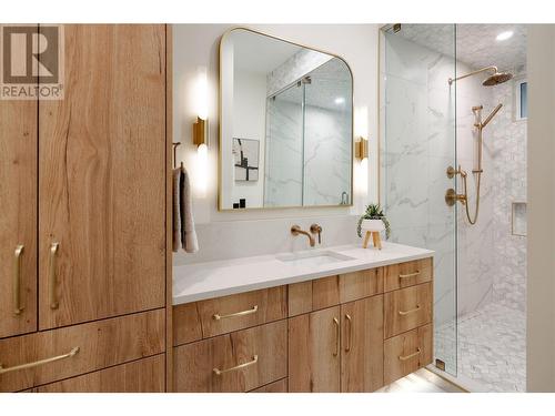 4480 Gallaghers Forest S, Kelowna, BC - Indoor Photo Showing Bathroom