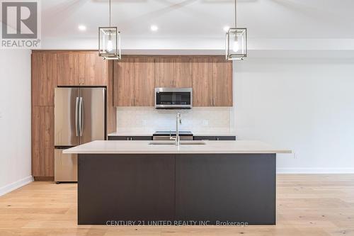 323 Mullighan Gardens, Peterborough (Northcrest), ON - Indoor Photo Showing Kitchen With Upgraded Kitchen