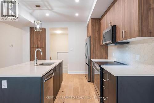 323 Mullighan Gardens, Peterborough (Northcrest), ON - Indoor Photo Showing Kitchen With Double Sink With Upgraded Kitchen