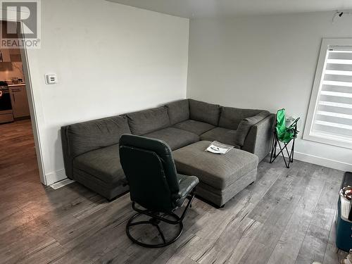 745 York Ave, Kamloops, BC - Indoor Photo Showing Living Room