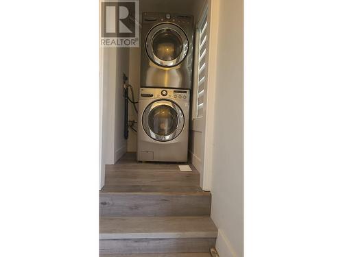 745 York Ave, Kamloops, BC - Indoor Photo Showing Laundry Room