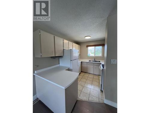 1746 Happyvale Avenue, Kamloops, BC - Indoor Photo Showing Kitchen With Double Sink