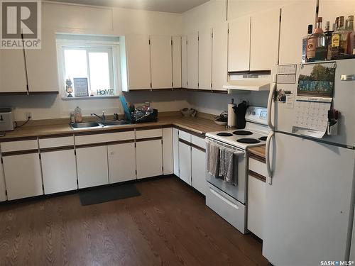 1023 J Avenue N, Saskatoon, SK - Indoor Photo Showing Kitchen With Double Sink