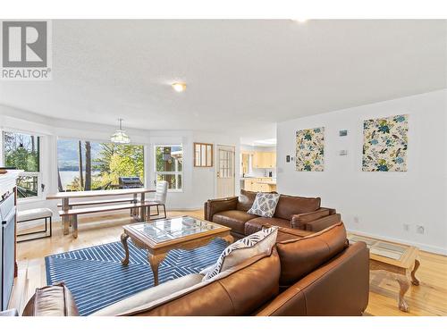 4861 11 Street Ne, Salmon Arm, BC - Indoor Photo Showing Living Room