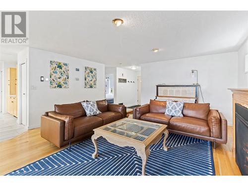 4861 11 Street Ne, Salmon Arm, BC - Indoor Photo Showing Living Room