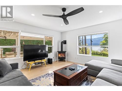 4861 11 Street Ne, Salmon Arm, BC - Indoor Photo Showing Living Room