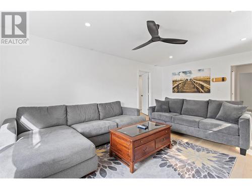 4861 11 Street Ne, Salmon Arm, BC - Indoor Photo Showing Living Room