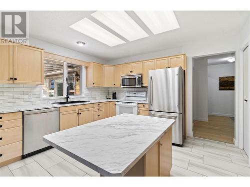 4861 11 Street Ne, Salmon Arm, BC - Indoor Photo Showing Kitchen