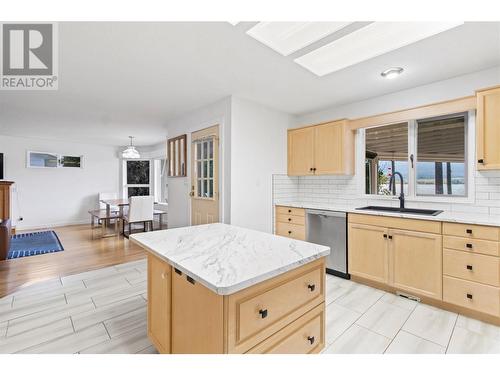 4861 11 Street Ne, Salmon Arm, BC - Indoor Photo Showing Kitchen