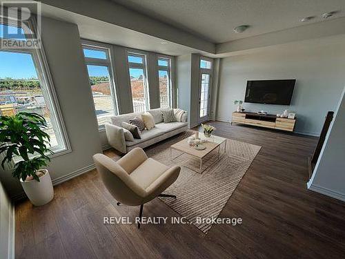 86 Paisley Drive, Bradford West Gwillimbury, ON - Indoor Photo Showing Living Room